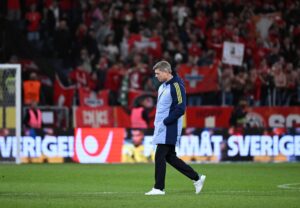 Jon Dahl Tomasson på vej fra banen efter en af Sveriges kampe.