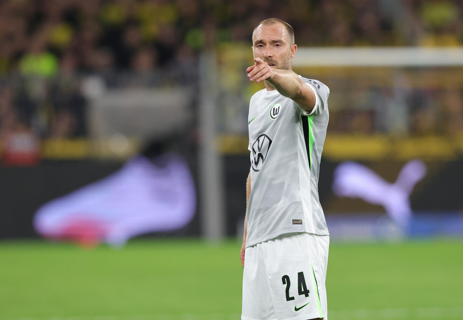 Christian Eriksen peger i Wolfsburg-trøjen.
