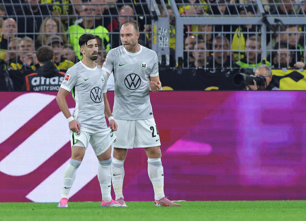 Christian Eriksen giver instrukser til en holdkammerat.