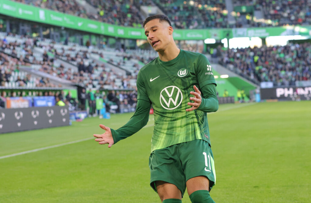 Adam Daghim ærgrer sig over brændt chance for Wolfsburg.