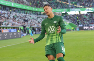 Adam Daghim ærgrer sig over brændt chance for Wolfsburg.