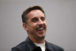 Gary Neville med et stort smil på læben.