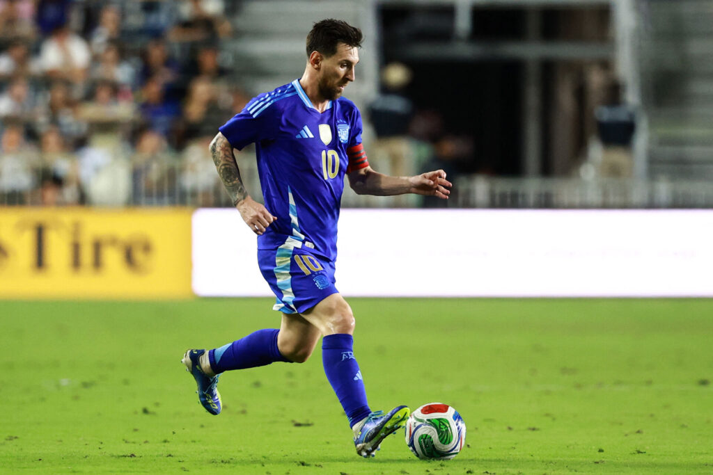 Lionel Messi på bolden for Argentina mod Puerto Rico.
