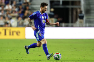 Lionel Messi på bolden for Argentina mod Puerto Rico.