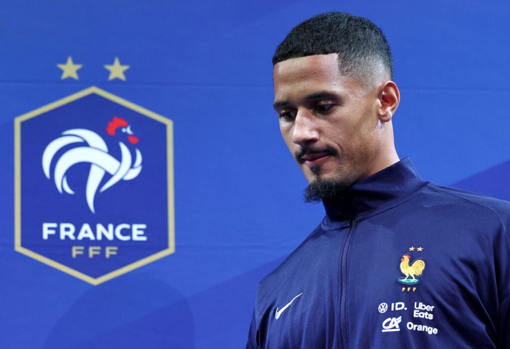 William Saliba iført en Frankrig-træningstrøje.