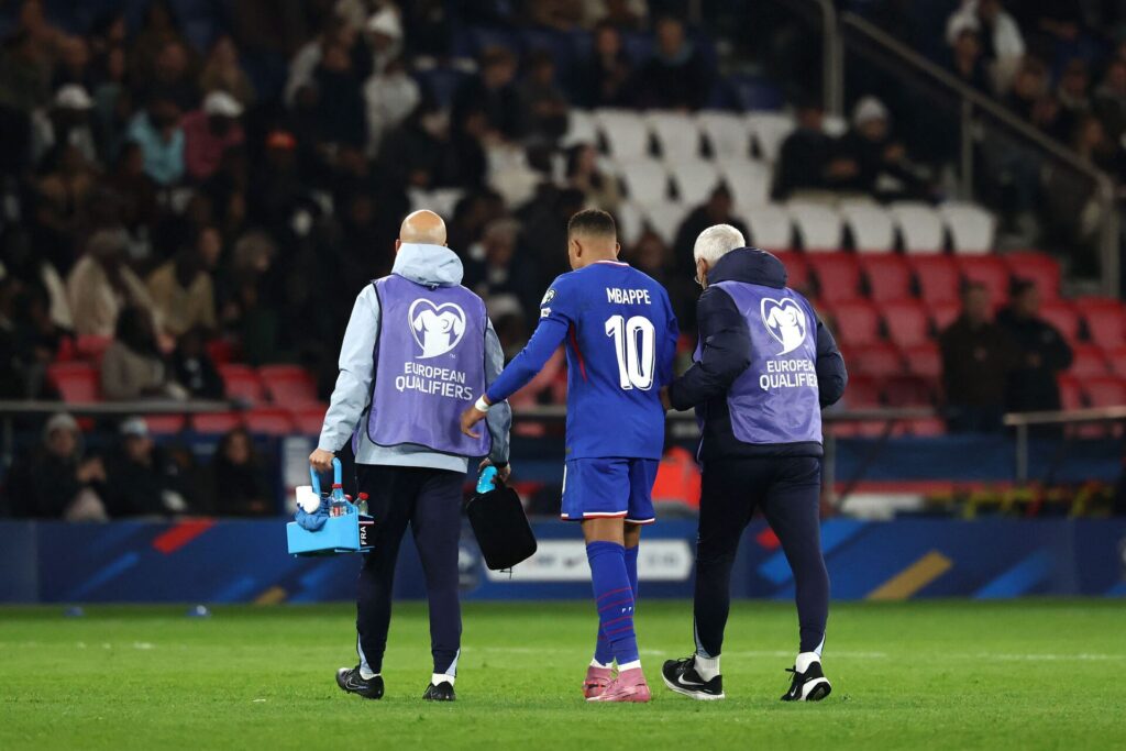Kylian Mbappé på vej fra banen med en skade.