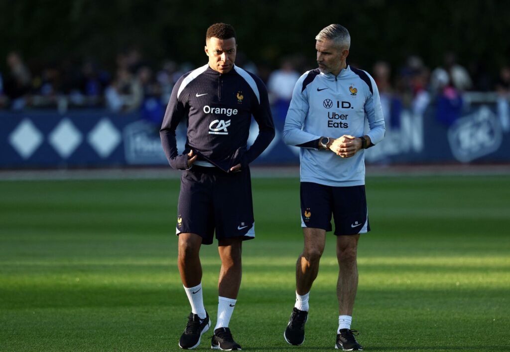 Kylian Mbappe går på træningsbanen.