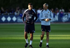 Kylian Mbappe går på træningsbanen.