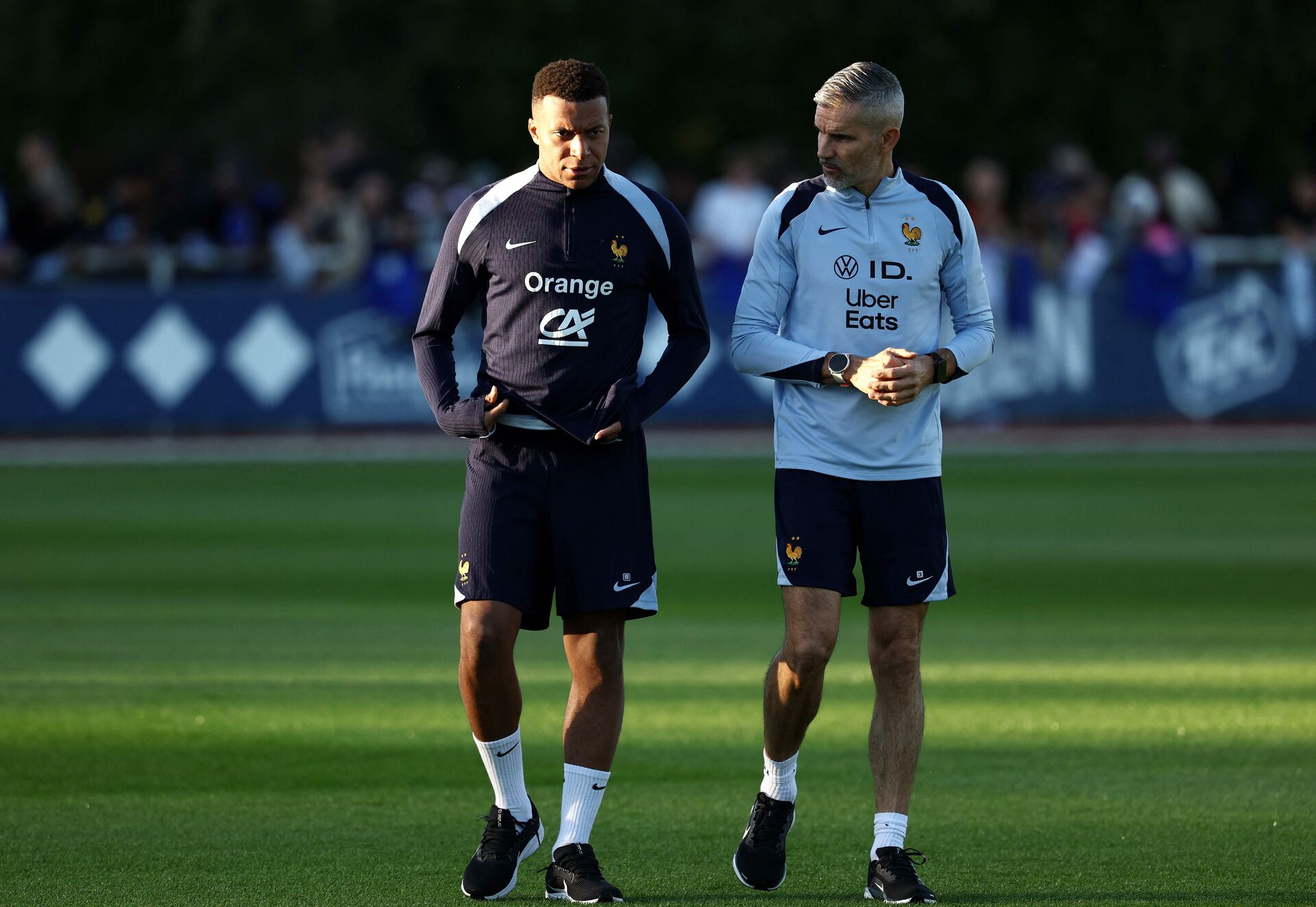 Kylian Mbappe går på træningsbanen.