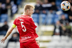 Frederik Rieper header til bolden.