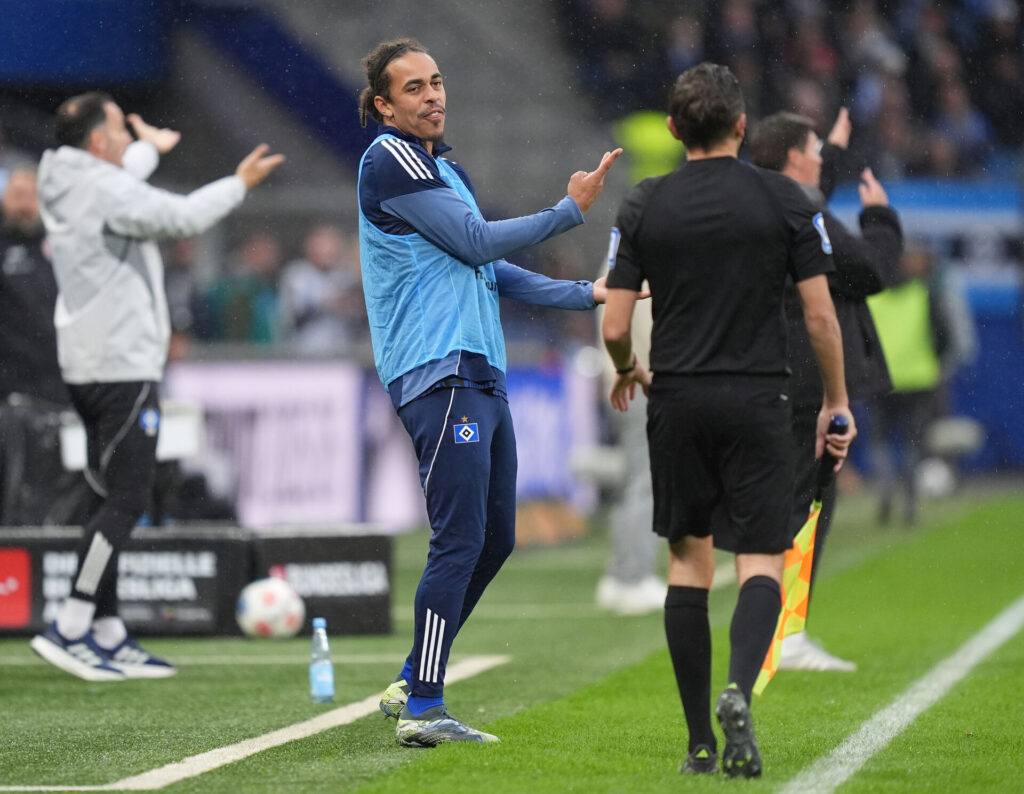 Yussuf Poulsen på sidelinjen for Hamburger SV