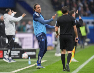 Yussuf Poulsen på sidelinjen for Hamburger SV