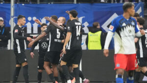 Adam Daghim, Christian eriksen og Wolfsburg jubler over scoring mod HSV.