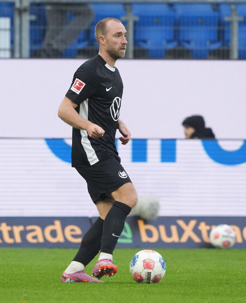 Christian Eriksen har bolden for Wolfsburg.
