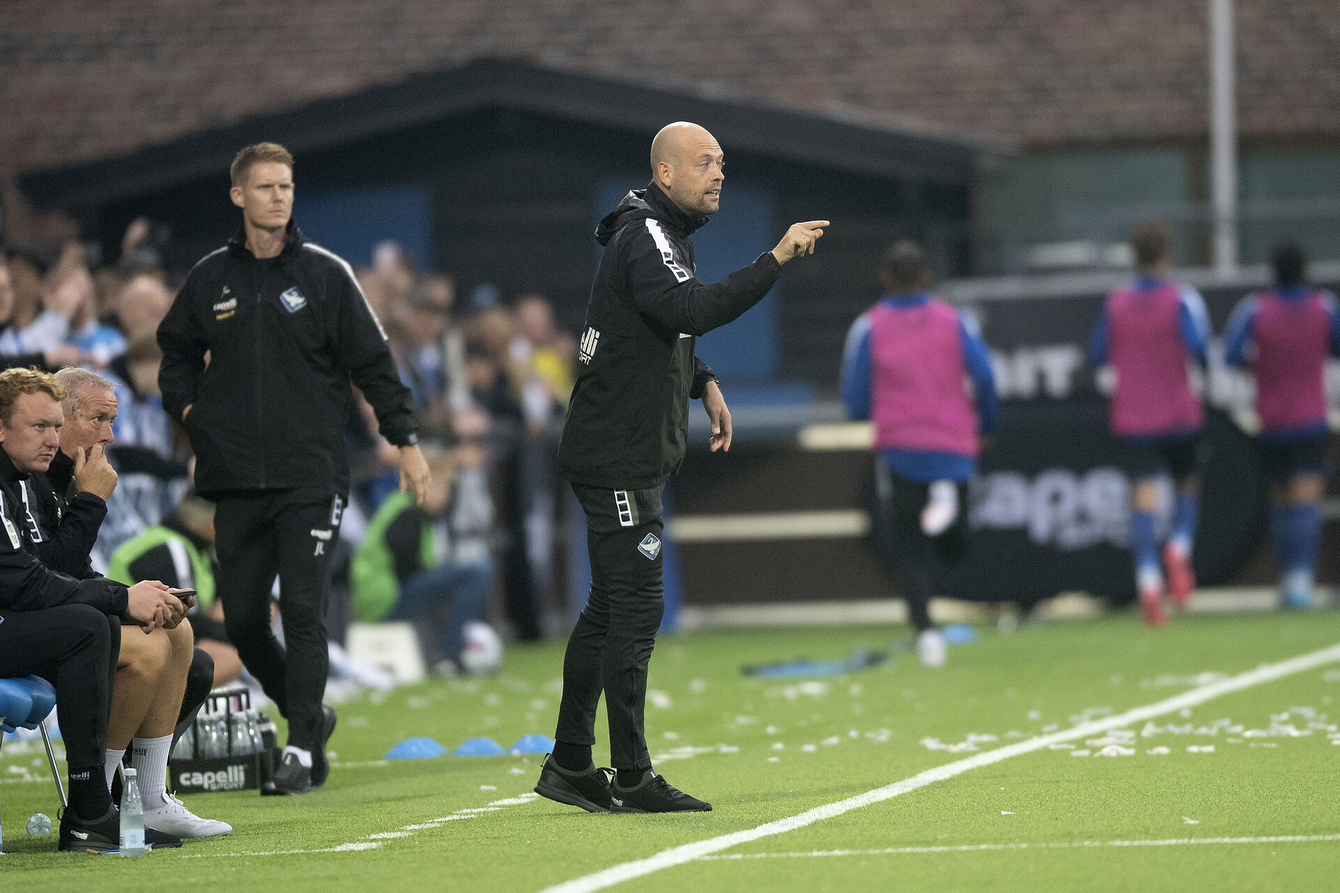 Nicklas Pedersen peger ind på banen.