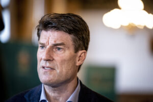 Michael Laudrup med en lysekrone i baggrunden.