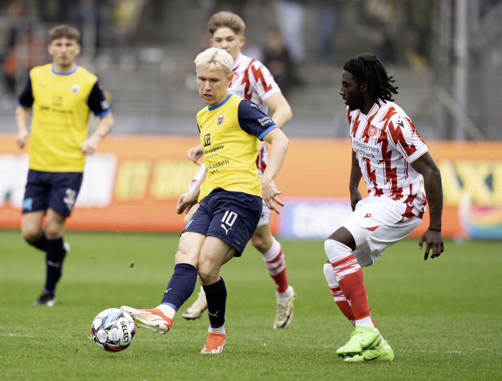 Villads Rasmussen afleverer bolden mod AaB.