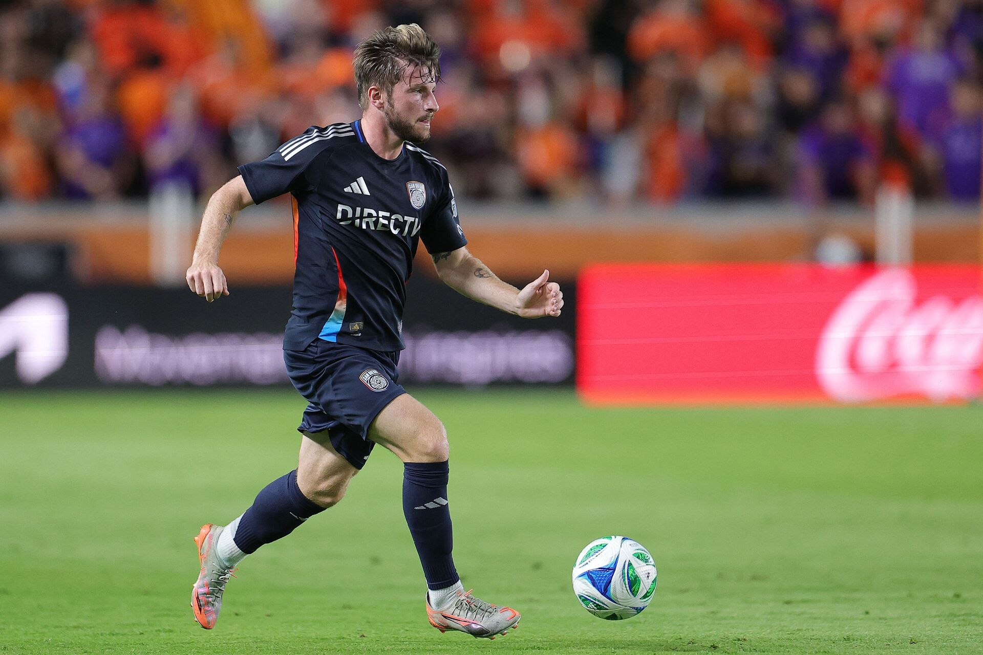 Anders Dreyer driver bolden frem.