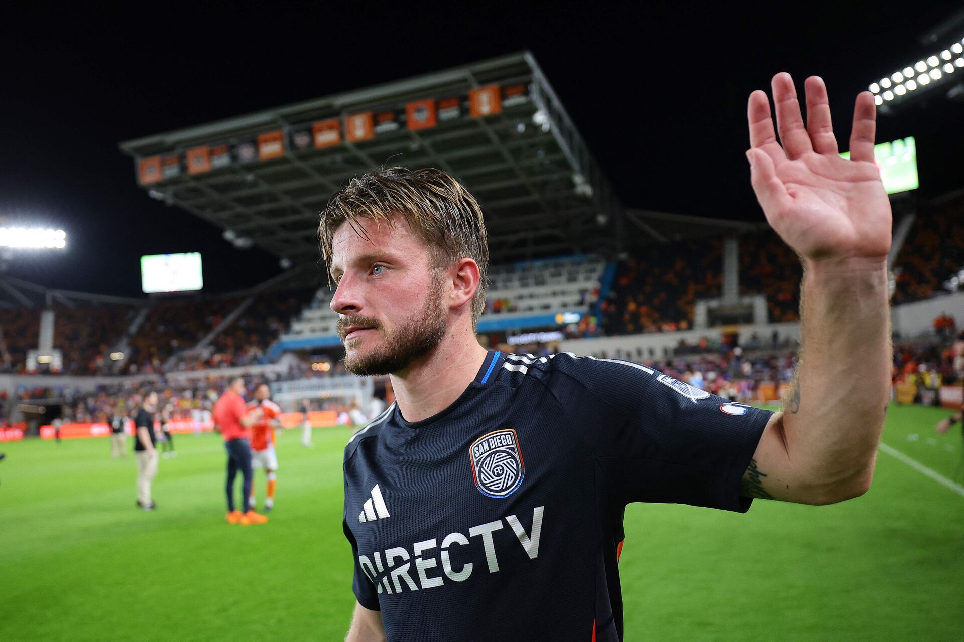 Anders Dreyer kigger væk og har en hånd op imod kameraet.