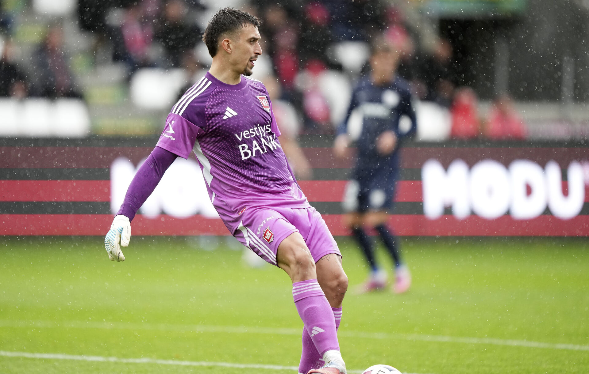 Vekic sparker til en bold