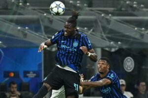 Yann Bisseck header til bolden i en kamp for Inter