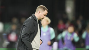 Jacob Neestrup kigger ned i jorden