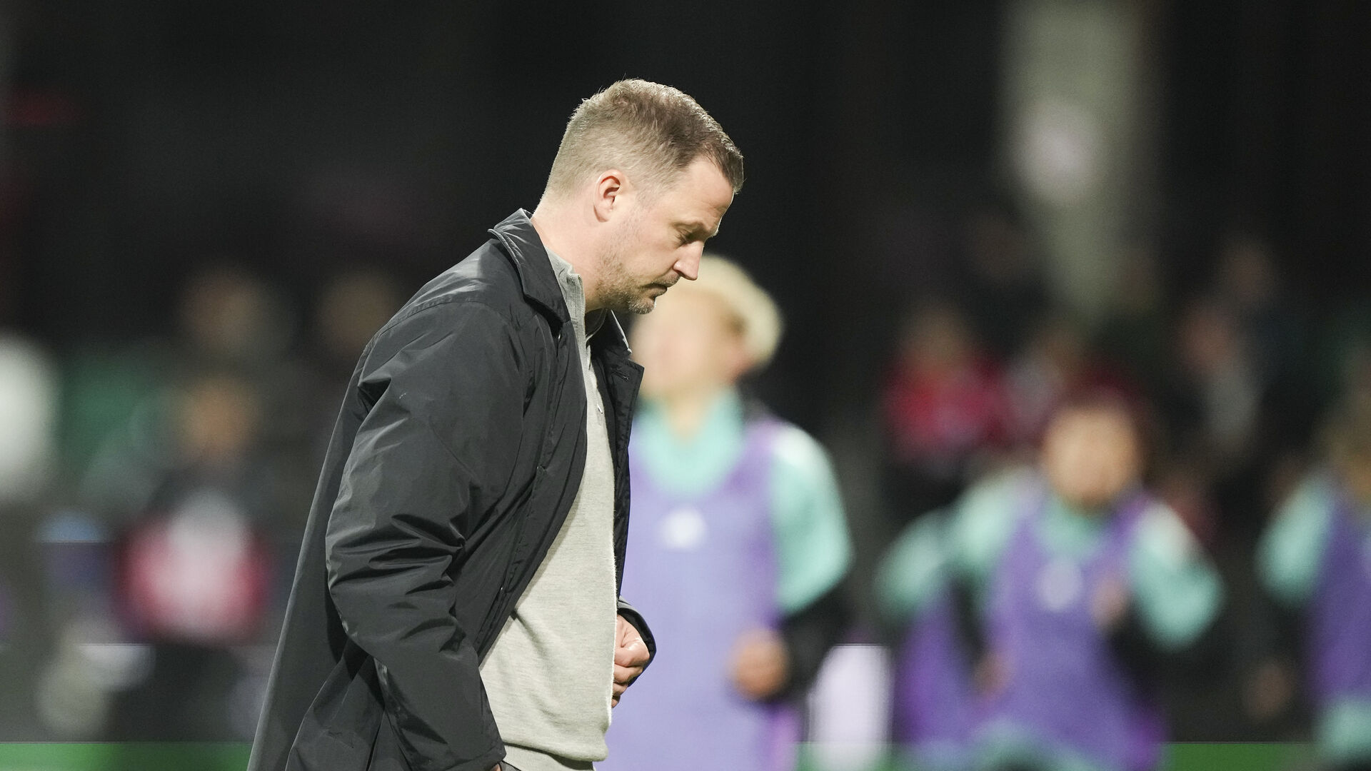 Jacob Neestrup kigger ned i jorden