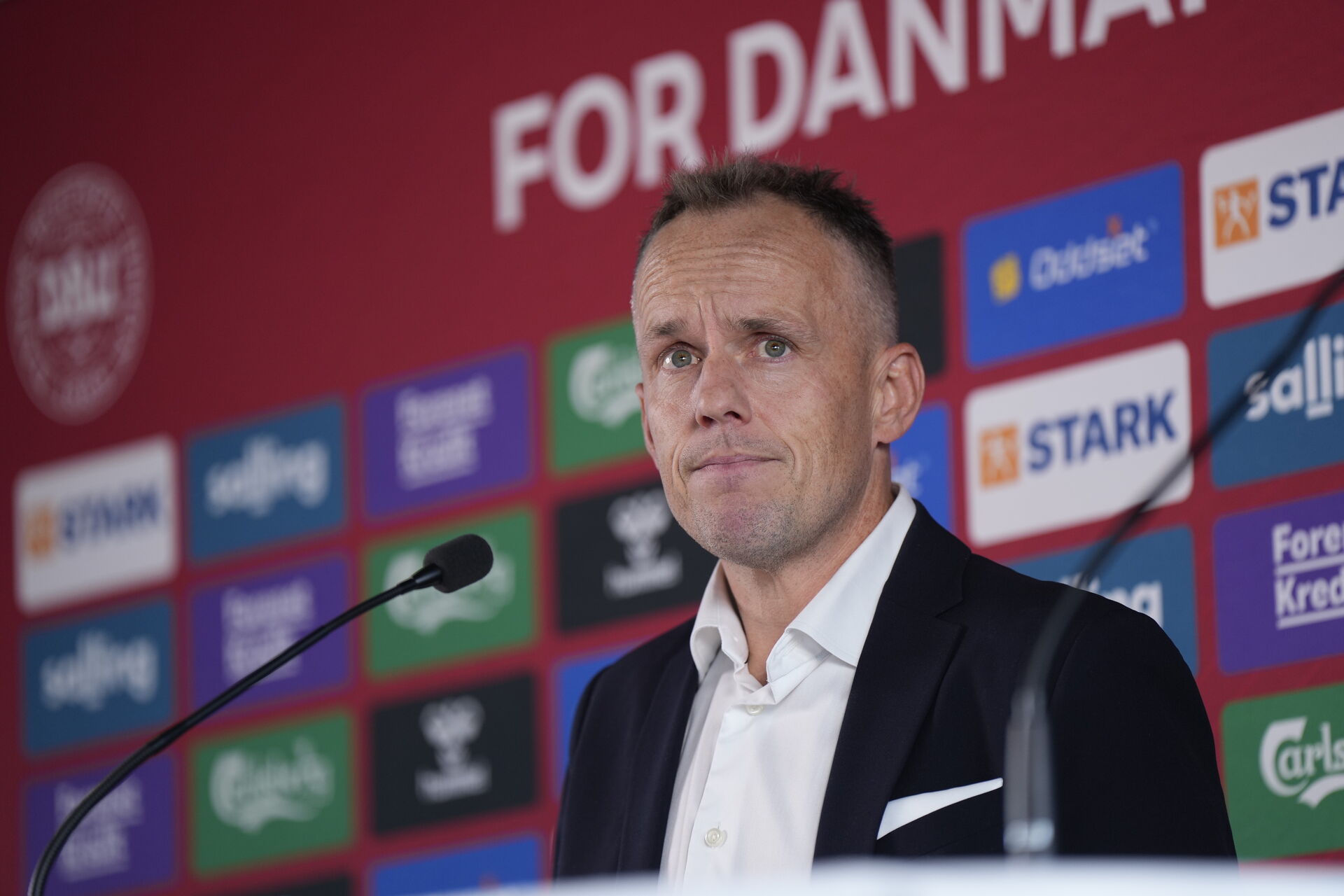 Jakob Michelsen på et pressemøde.