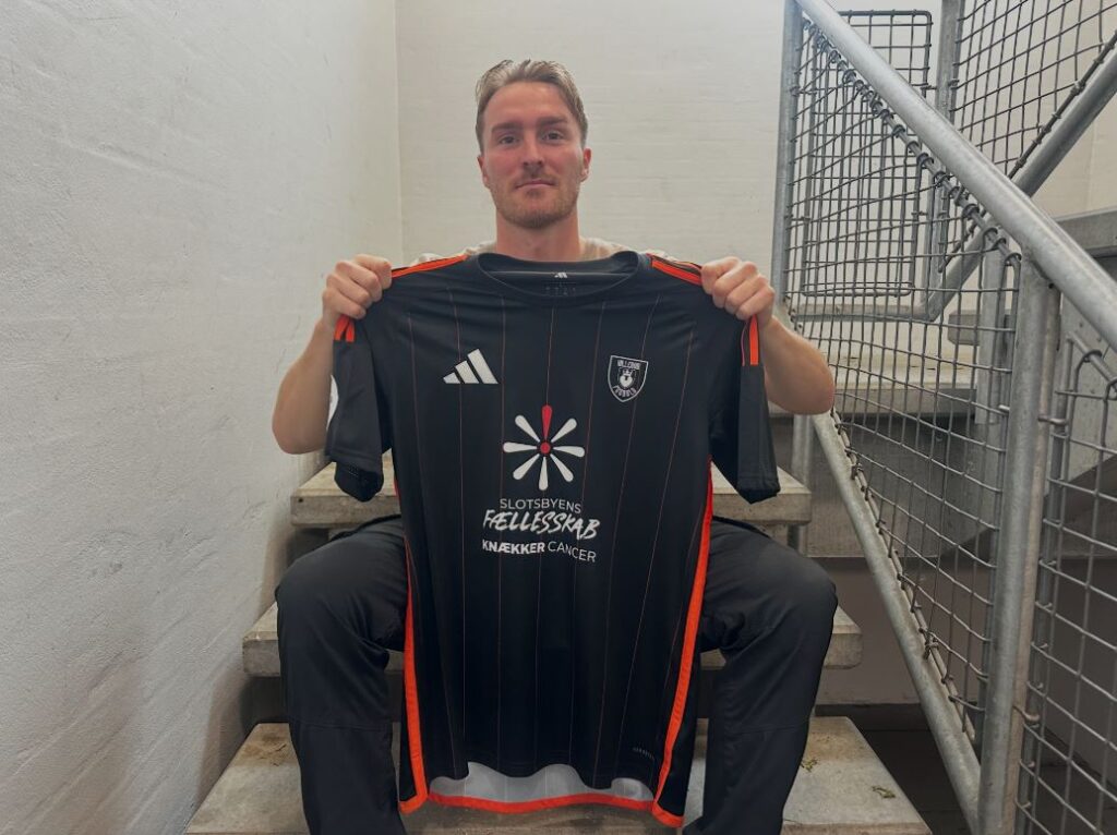 Jannik Pohl poserer med en Hillerød-trøje.