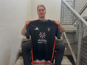 Jannik Pohl poserer med en Hillerød-trøje.