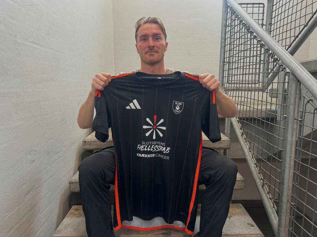 Jannik Pohl poserer med en Hillerød-trøje.