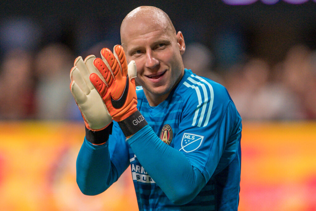 Brad Guzan klapper med sine målmandshandsker på.