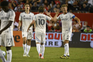 Anders Dreyer og Jeppe Tverskov giver hinanden en high five.