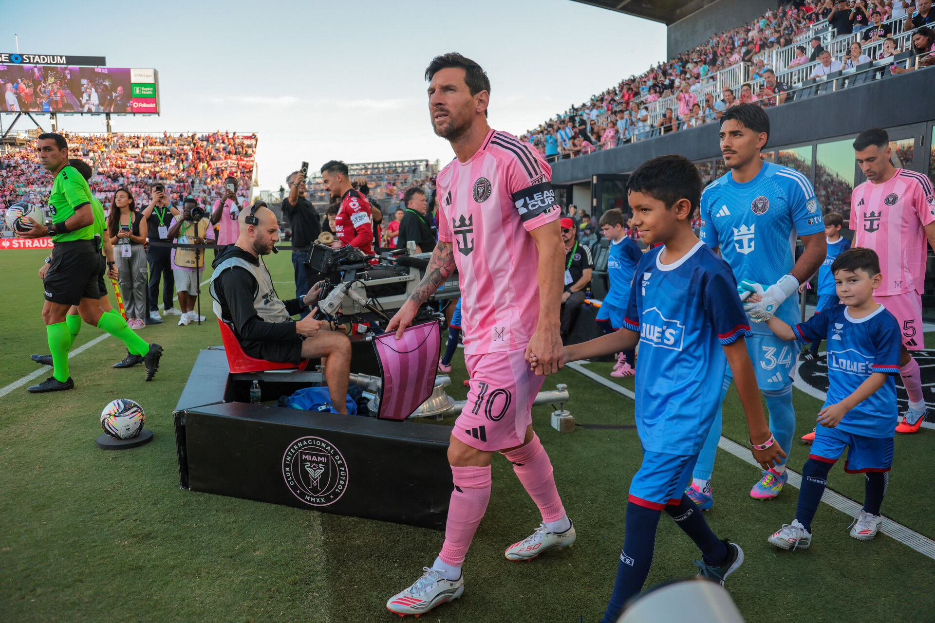 Lionel Messi fører Inter Miami ind på Chase Stadium i Fort Lauderdale.