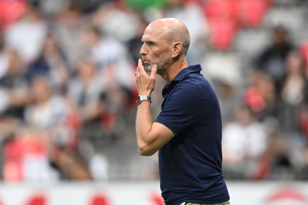 Jesper Sørensen tager sig til hagen.