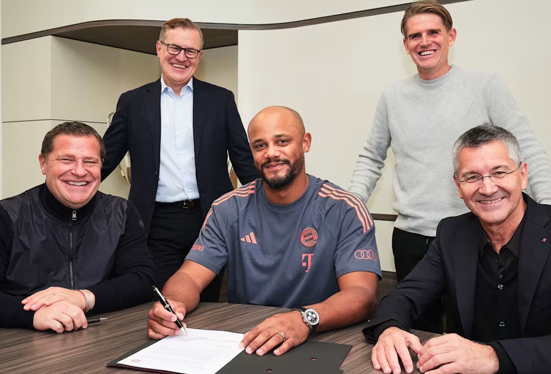 Kompany flankeret af Bayern-bosser