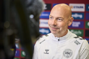 Brian Riemer i færd med at afgive interview.