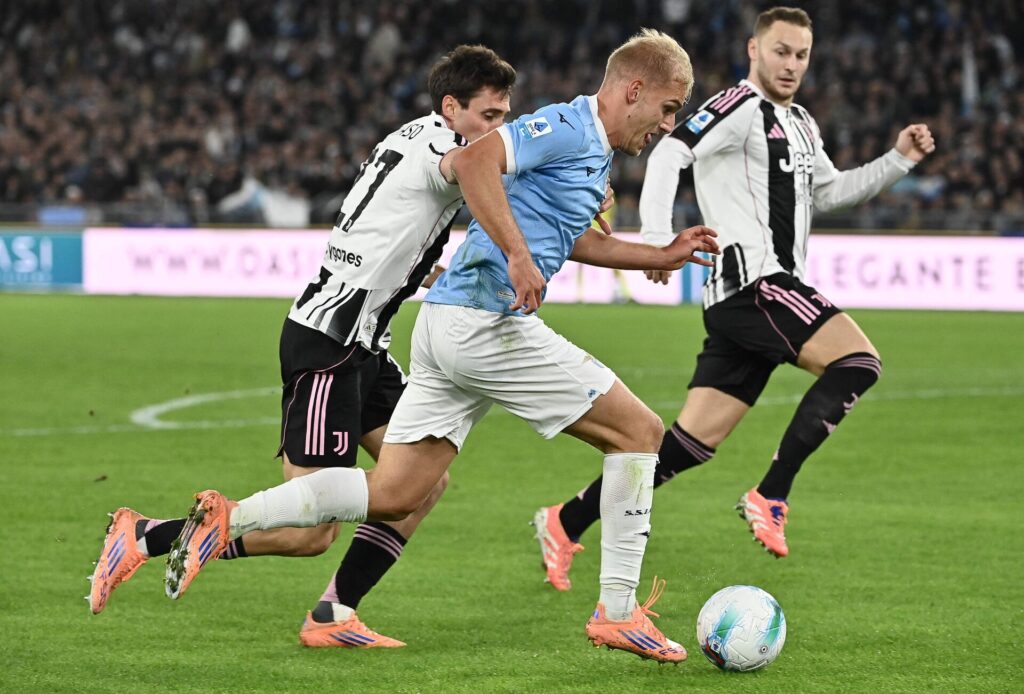 Gustav Isaksen driver bolden frem mod Juventus.