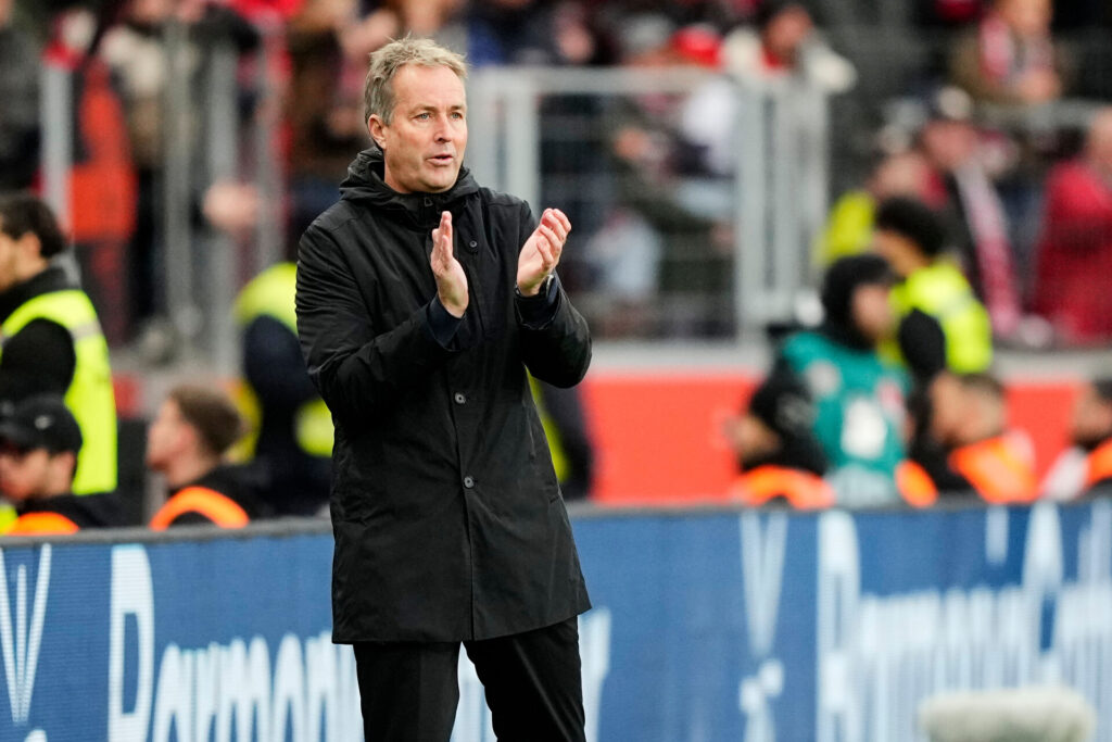 Kasper Hjulmand klapper i hænderne.