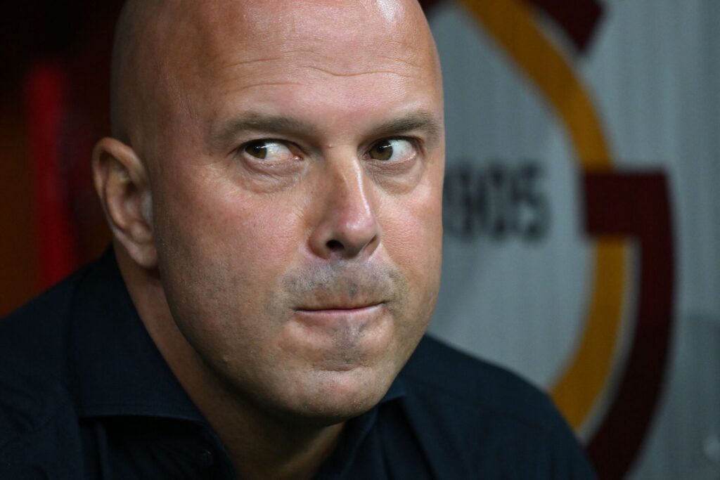 Arne Slot under Liverpools kamp mod Galatasaray.