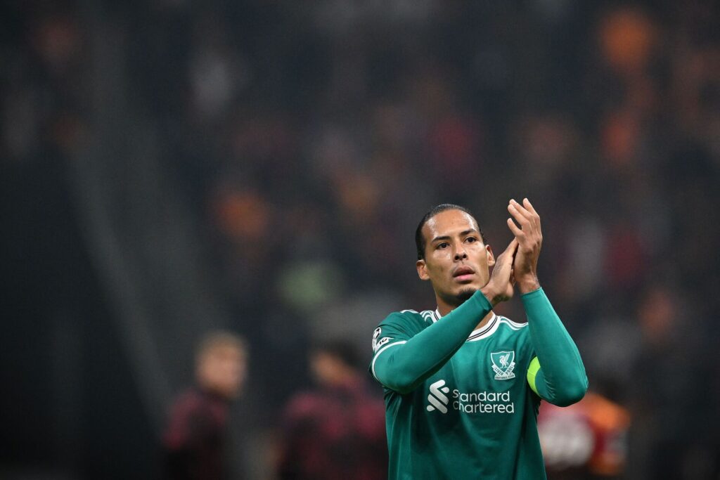 Virgil van Dijk klapper i sine hænder.