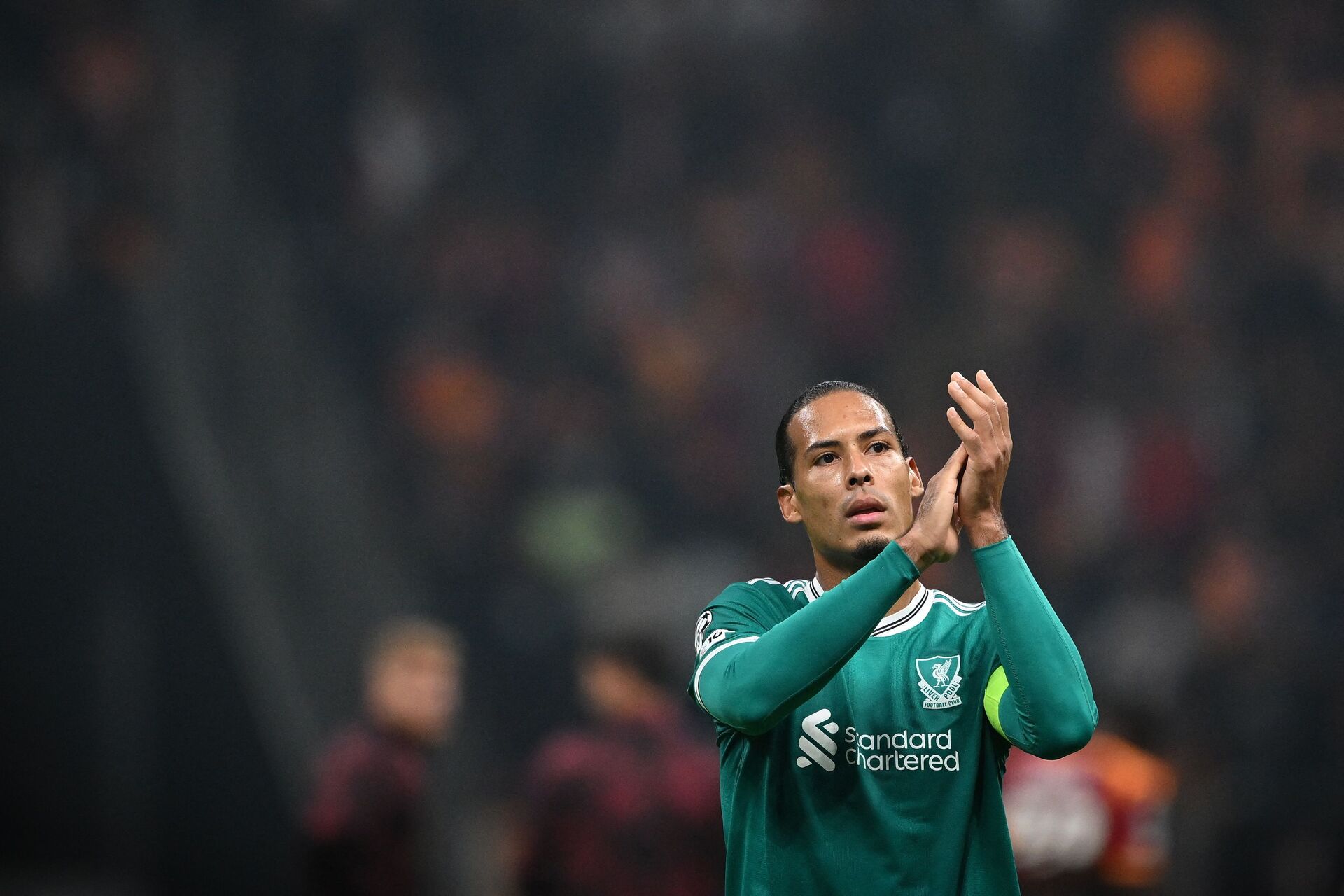 Virgil van Dijk klapper i sine hænder.