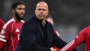 Arne Slot trykker MacAllisters hånd