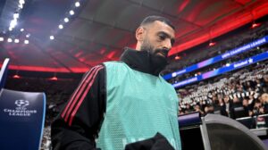 Mohamed Salah i overtrækstrøje kigger ned i jorden