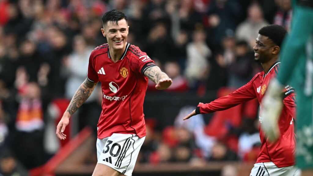 Benjamin Sesko giver hånd til Amad efter Scoring mod Sunderland.