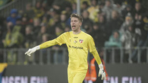 Mattias Lamhauge råber og peger