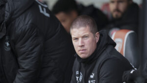 Mike Tullberg sidder på bænken