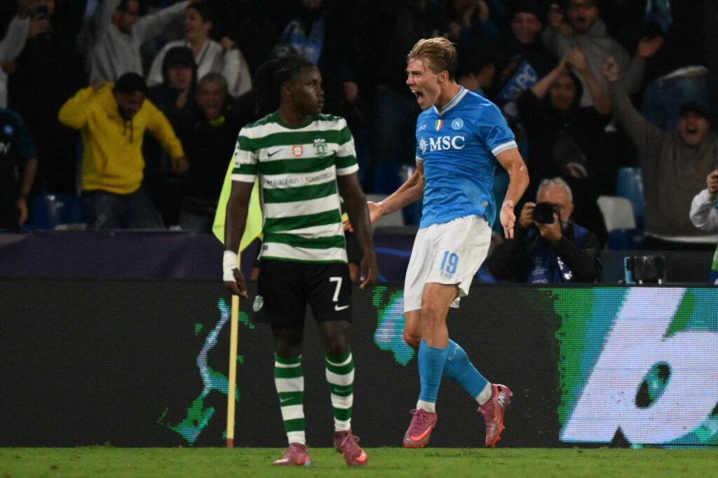 Rasmus Højlund fejrer en scoring for Napoli.