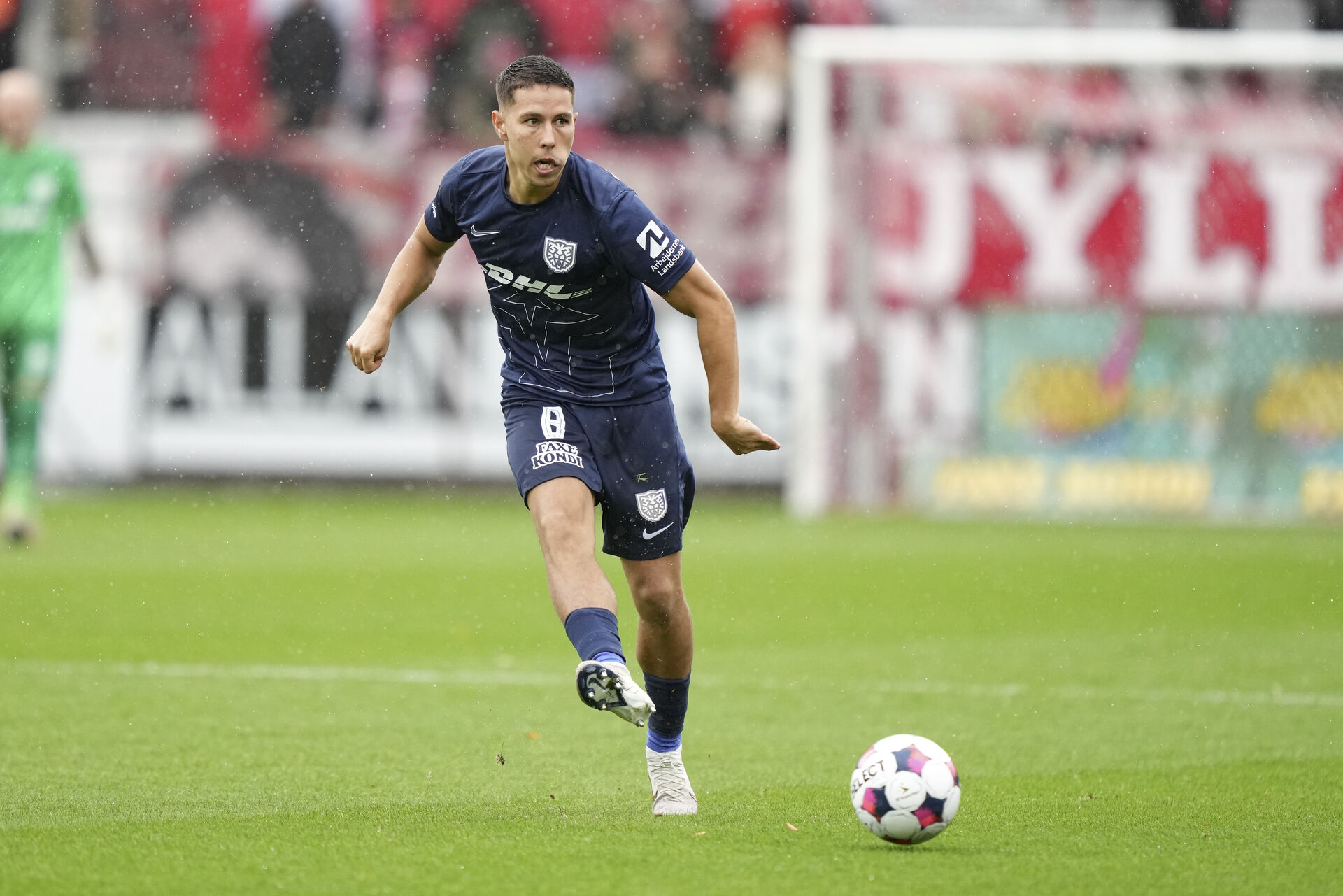 Niklas Røjkjær sparker til en bold i FC Nordsjælland.