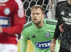 Nicolai Larsen stirrer ud fra sit mål